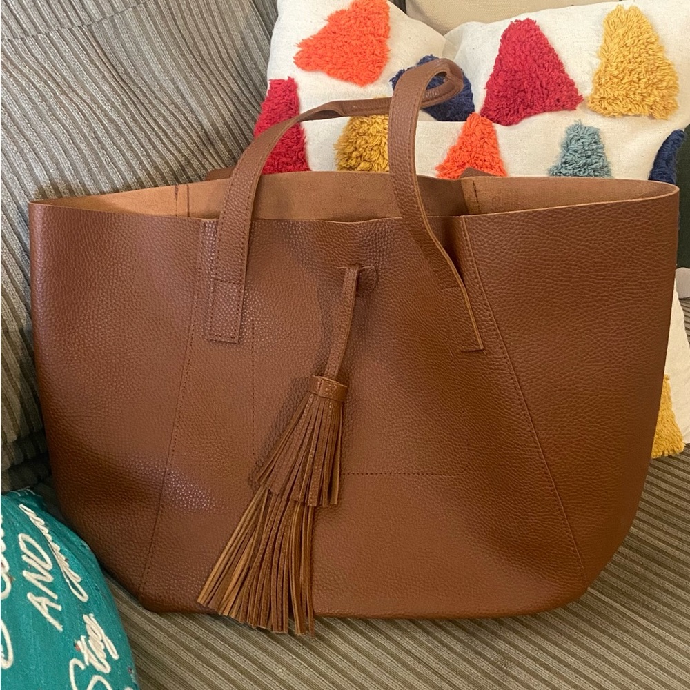 🌞NWOT🌞 FAUX LEATHER TOTE 🌞 TANGER LEATHER